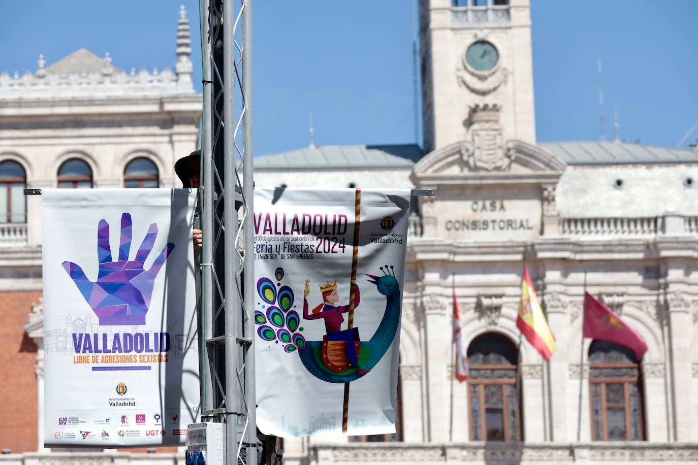 Valladolid se asoma a sus fiestas con el montaje del escenario en la Plaza Mayor