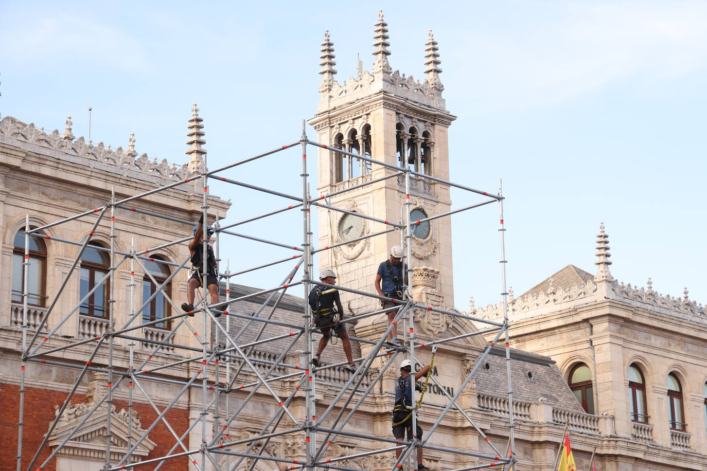 Valladolid se asoma a sus fiestas con el montaje del escenario en la Plaza Mayor