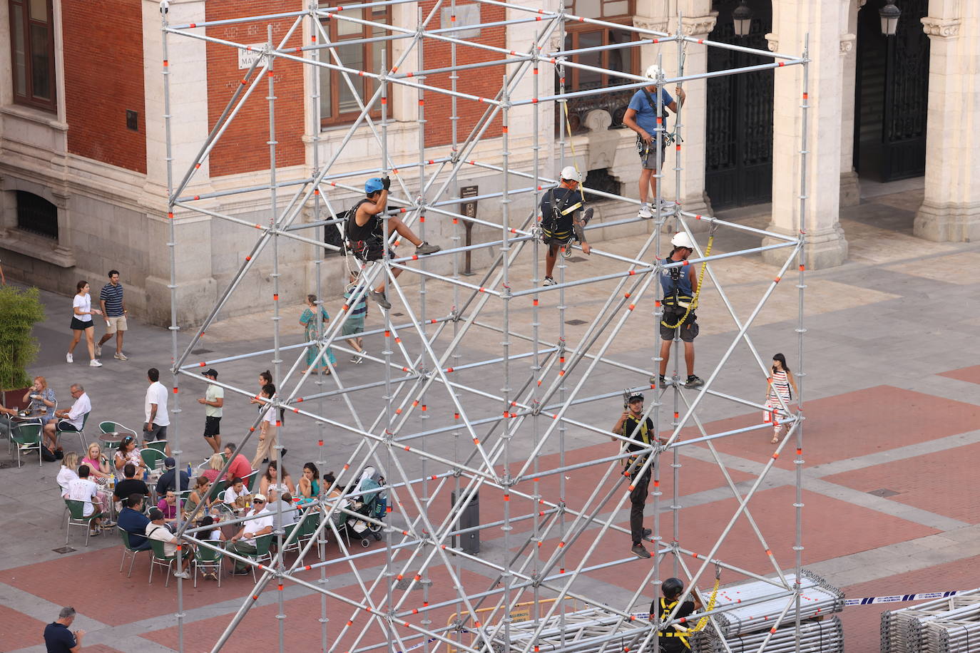 Valladolid se asoma a sus fiestas con el montaje del escenario en la Plaza Mayor