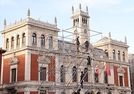 Los operarios montan la estructura del escenario en la Plaza Mayor para los conciertos de las Ferias y Fiestas de la Virgen de San Lorenzo 2024