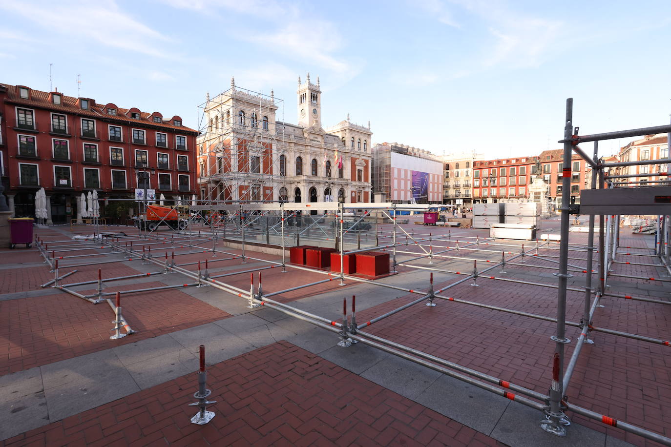 Valladolid se asoma a sus fiestas con el montaje del escenario en la Plaza Mayor