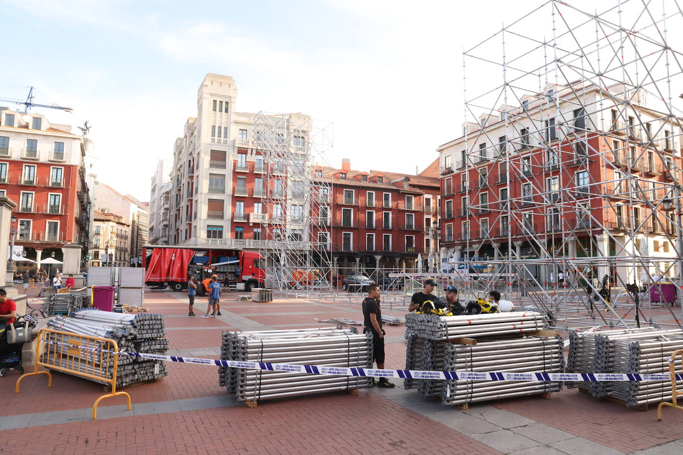 Valladolid se asoma a sus fiestas con el montaje del escenario en la Plaza Mayor