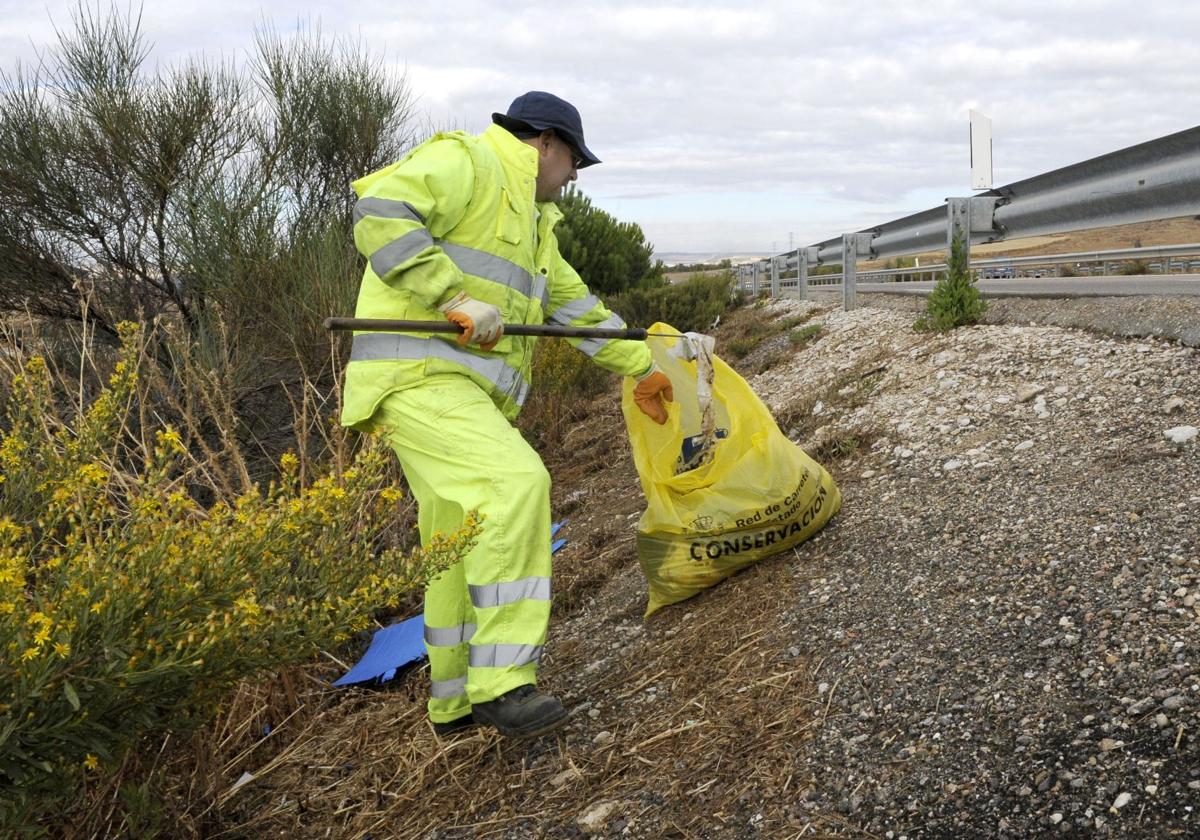 Un operario realiza labores de conservación en una cuneta de la carretera de Soria en Valladolid, en una imagen de archivo.