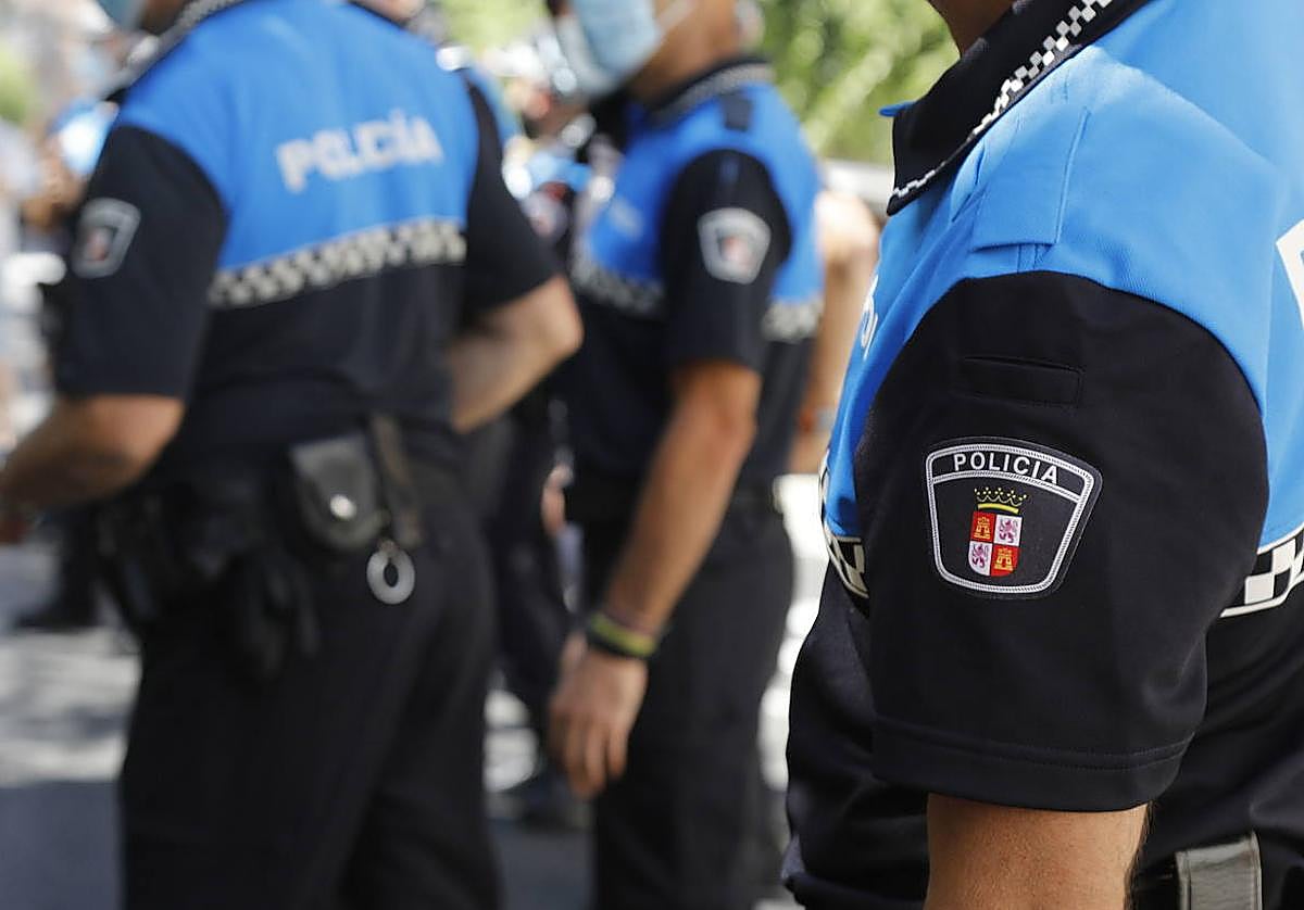 Un conductor ebrio se queda dormido al volante en mitad de la calzada