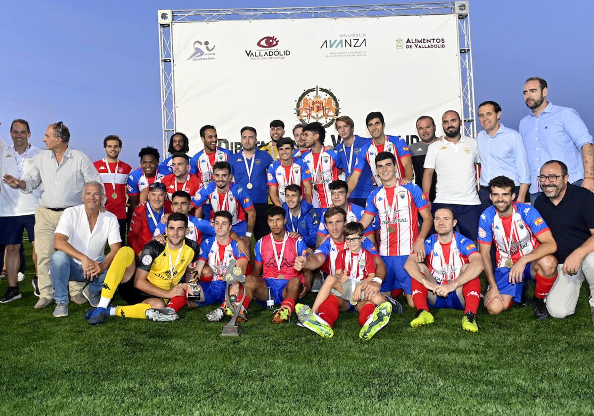 La plantilla del Tordesillas celebra el título, medalla al cuello.