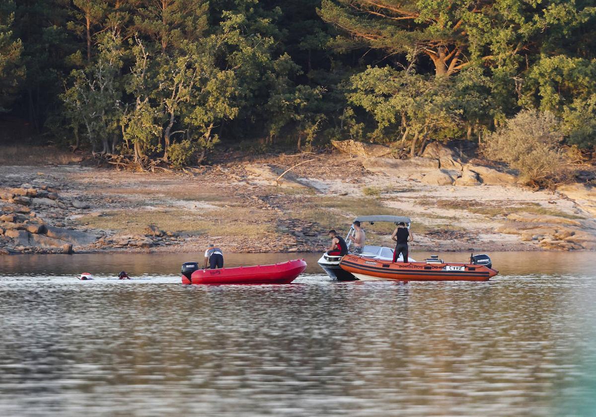 Los bomberos de Soria rdurante las labores de búsqueda del joven desaparecido en el embalse de la Cuerda del Pozo.