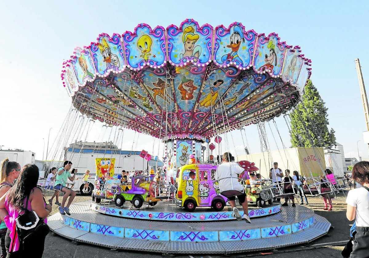 Tiovivo para los más pequeños en el recinto ferial palentino.