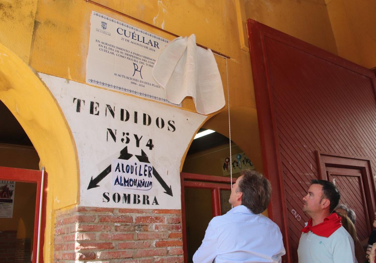 Hermoso de Mendoza descubre el azulejo en la plaza de toros de Cuéllar.