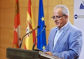 El portavoz del grupo popular José María Sánchez durante su intervención ante los medios esta mañana.