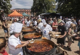 Los cocineros inician el reparto de las raciones de judiones en La Granja de San Ildefonso.