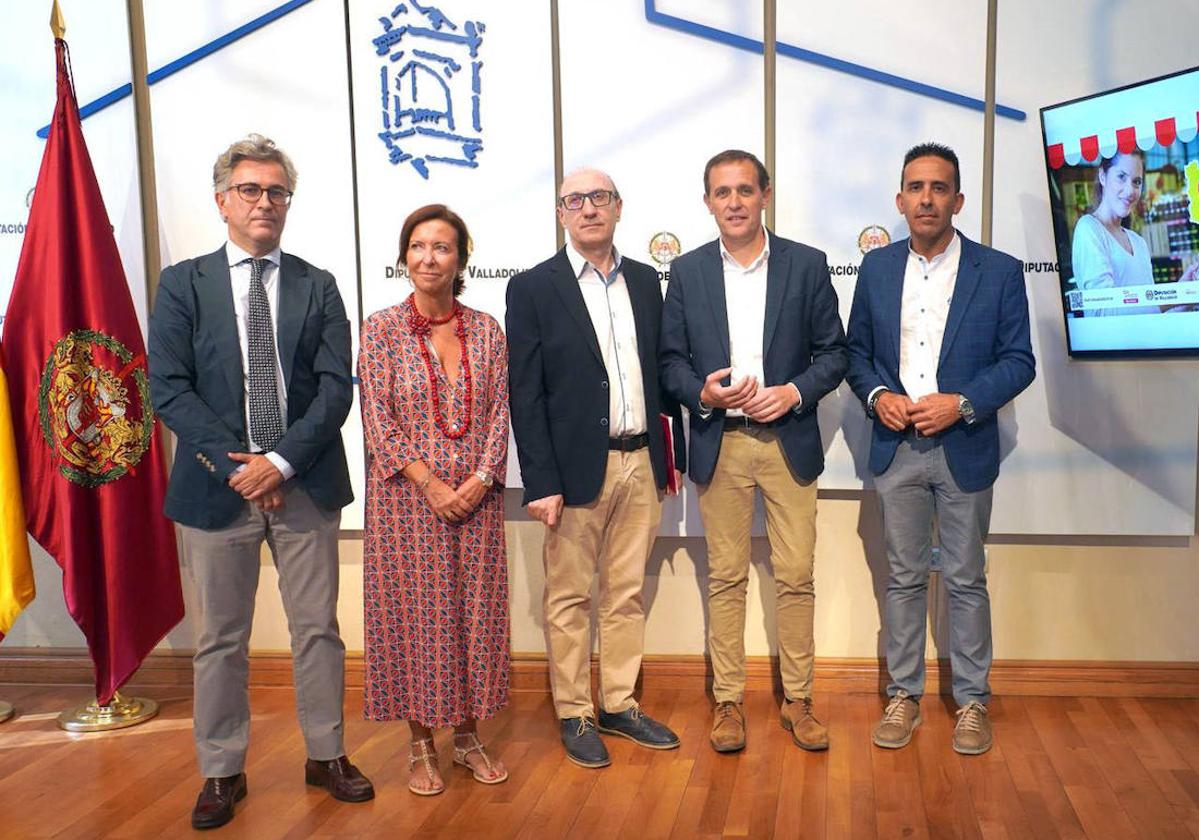 De izquierda a derecha: Jesús Acebes, director territorial de Cajamar; María Petit, directora de Comercio y Consumo de la Junta; Jesús Herreras, presidente de FECOSVA; Conrado Íscar, presidente de la Diputación y Moisés Santana diputado provincial de Promoción Agroalimentaria y Consumo, durante la presentación de la campaña esta mañana.