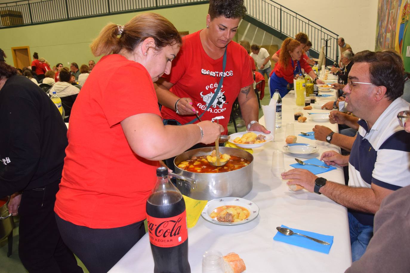 170 kilos de patatas y 70 kilos de carne para los vecinos de Mantinos