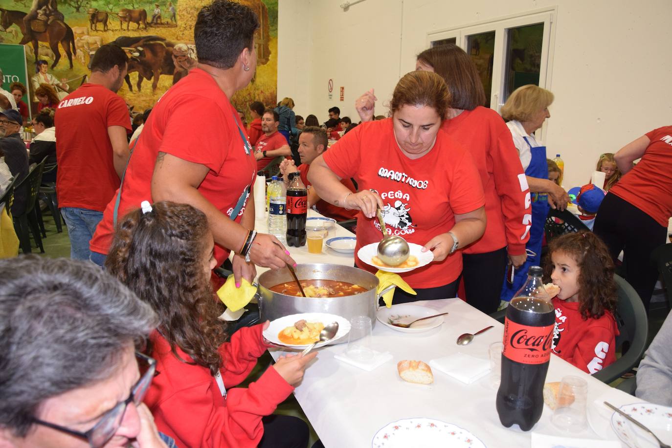 170 kilos de patatas y 70 kilos de carne para los vecinos de Mantinos