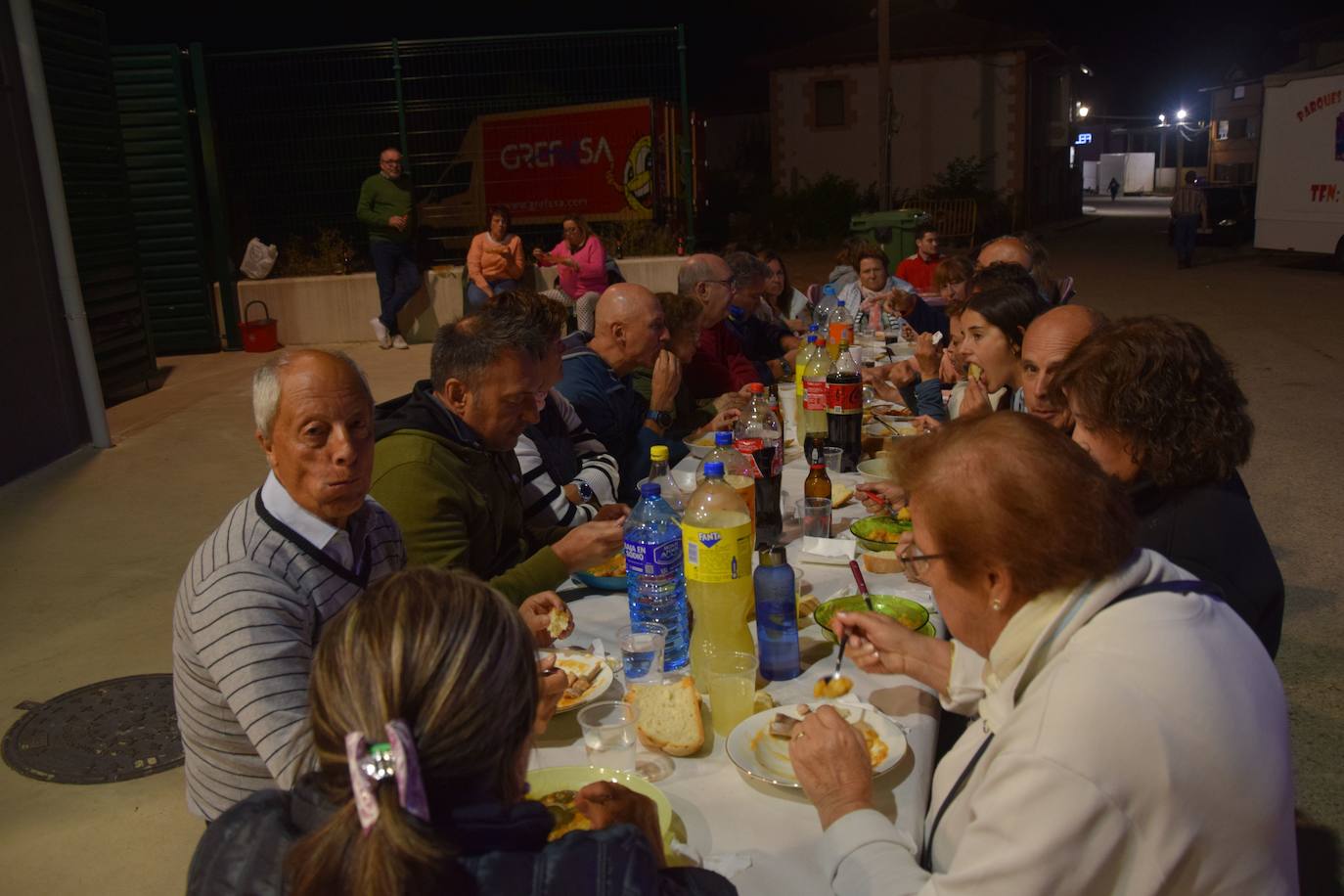 170 kilos de patatas y 70 kilos de carne para los vecinos de Mantinos