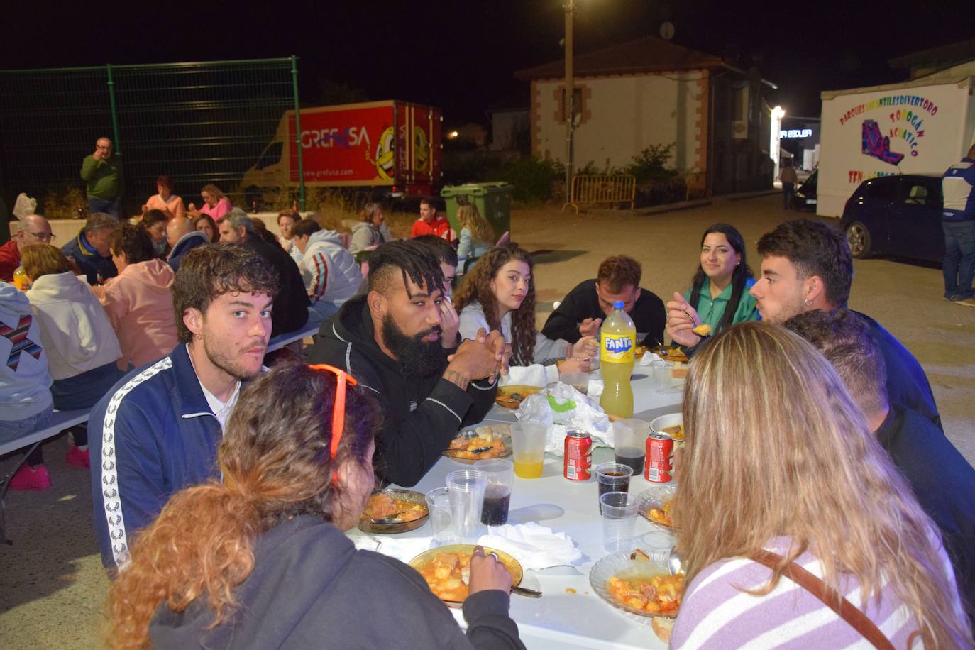 170 kilos de patatas y 70 kilos de carne para los vecinos de Mantinos