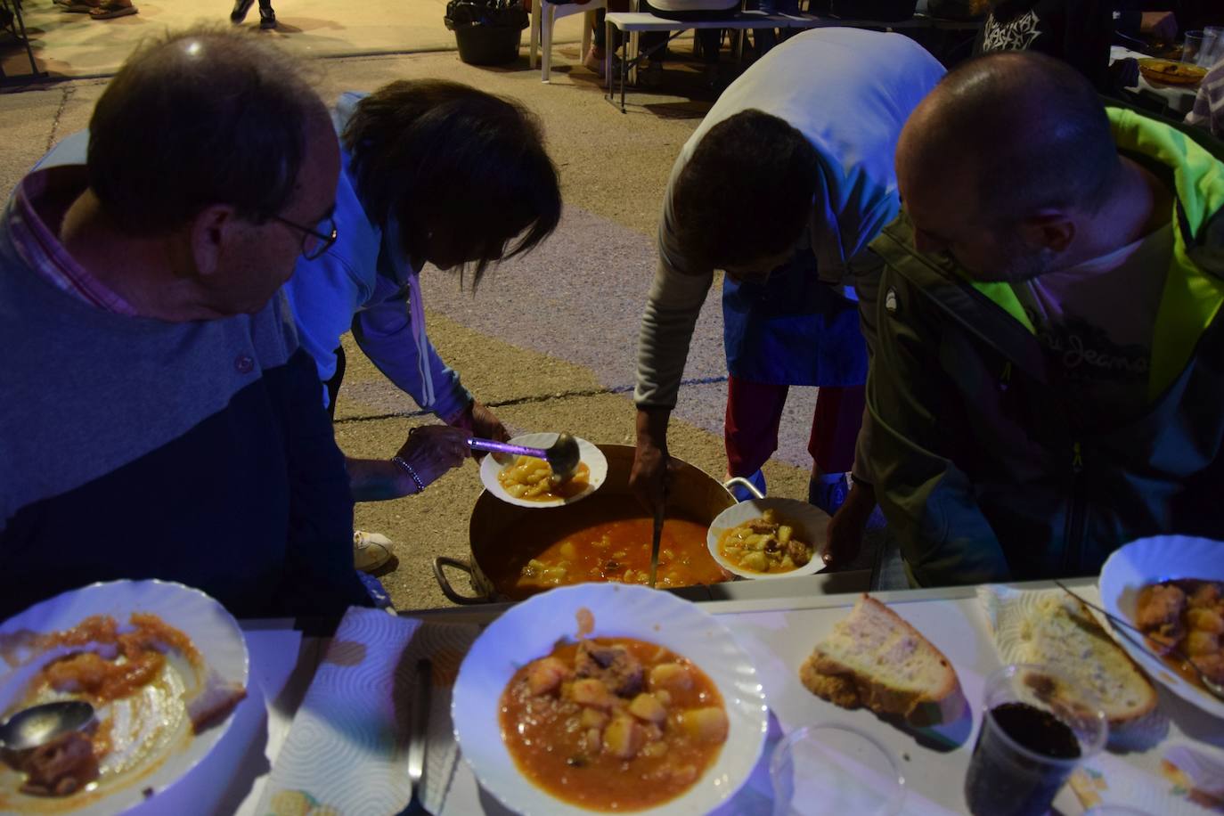 170 kilos de patatas y 70 kilos de carne para los vecinos de Mantinos