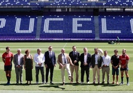 El alcalde de Valladolid, Jesús Julio Carnero, da una patada al oval en la presentación del partido de selecciones.