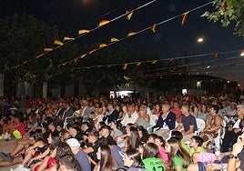 Asistentes al pregón de Fresno el Viejo en la Plaza de España