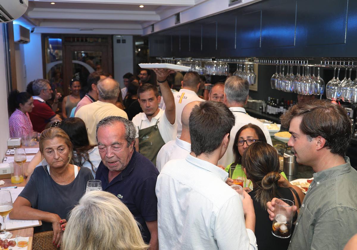 Clientes y amigos, en el establecimiento, en la fiesta privada antes de la apertura oficial este jueves.