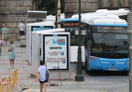 Autobuses urbanos, en la plaza de Artillería.