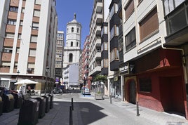 Puerta del local de la calle Doncellas en la que se produjo la agresión en la madrugada del martes.