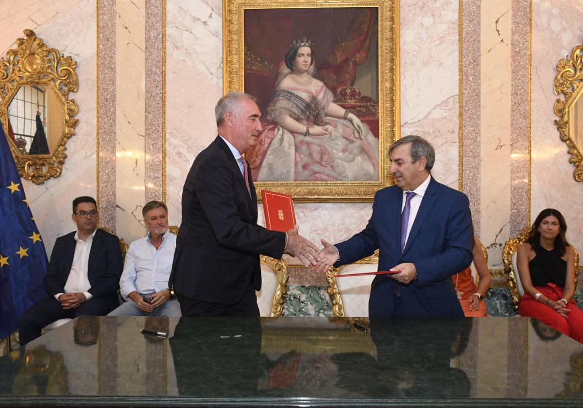 Firma del convenio entre entre el Ayuntamiento de Segovia y la Junta de Castilla y León.