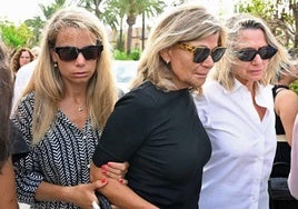 Carla Goyanes y Cari Lapique a su llegada al funeral.