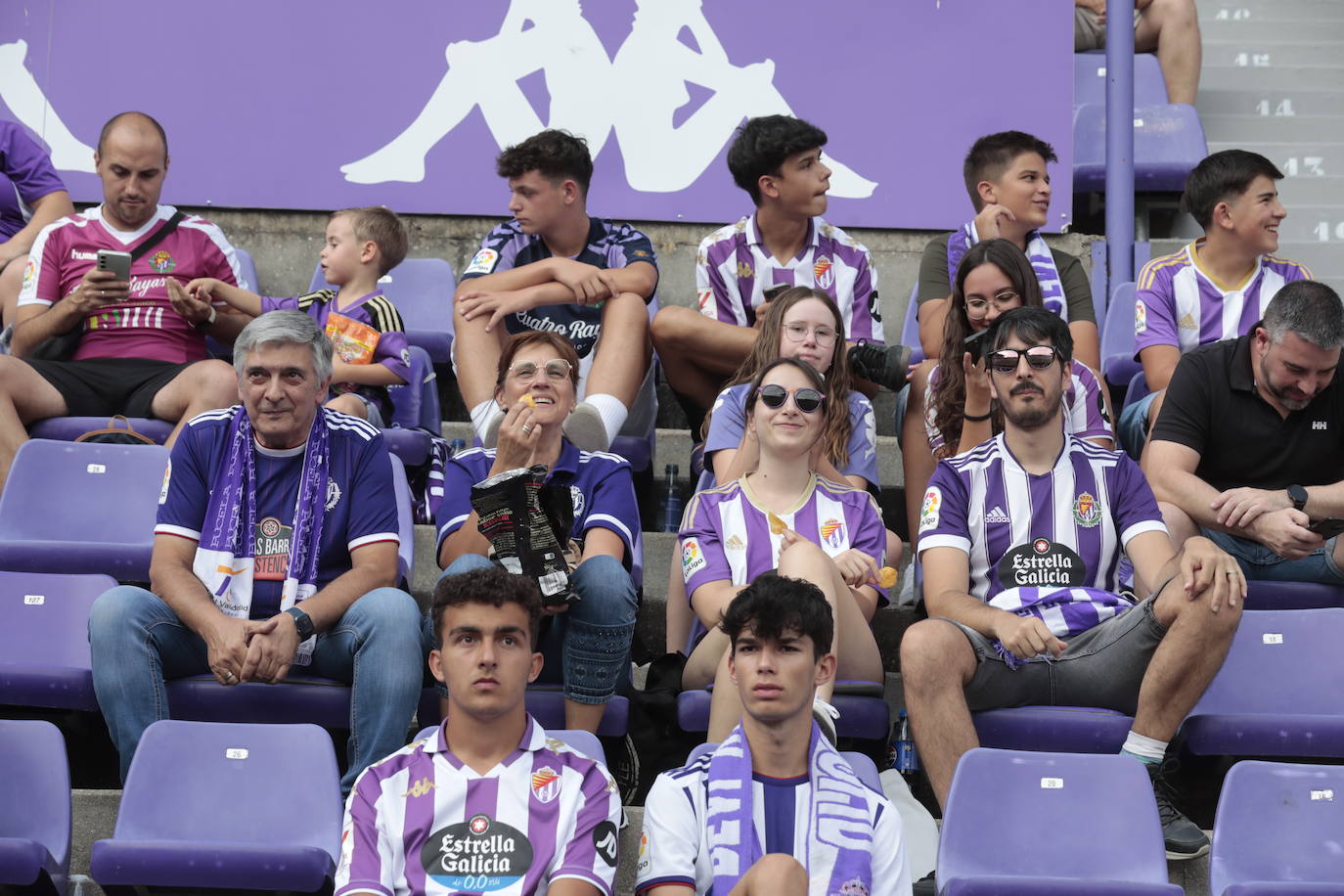 Búscate en la grada del estadio José Zorrilla (1/4)