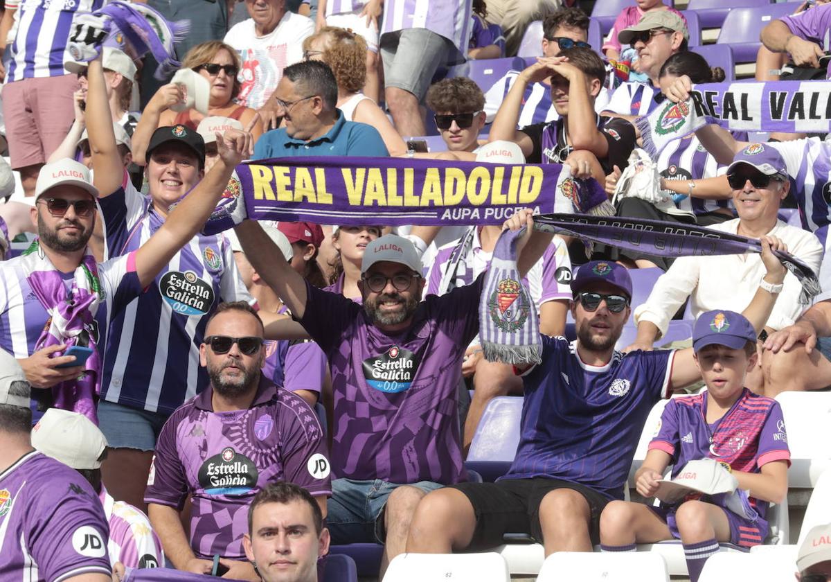 Aficionados del Real Valladolid antes del inicio del partido.