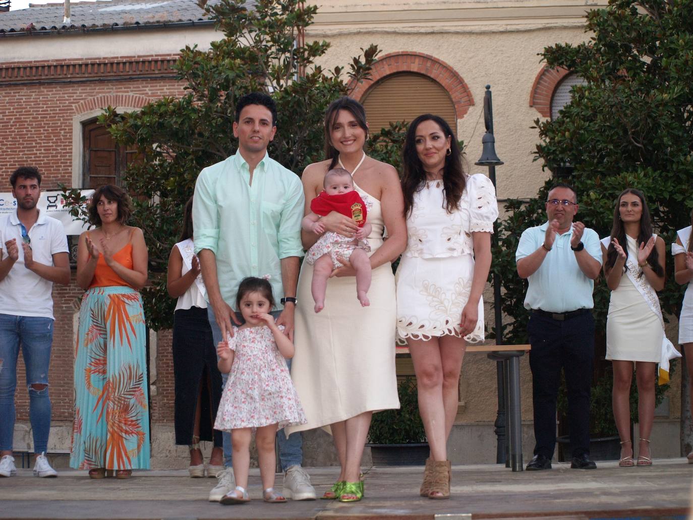 Imágenes de la entrega de pañuelos festivos a bebés y mayores en Pedrajas