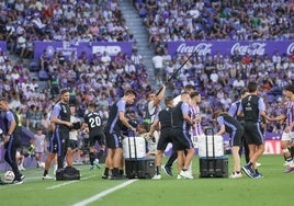 El Real Valladolid durante la pausa de hidratación de la segunda parte.