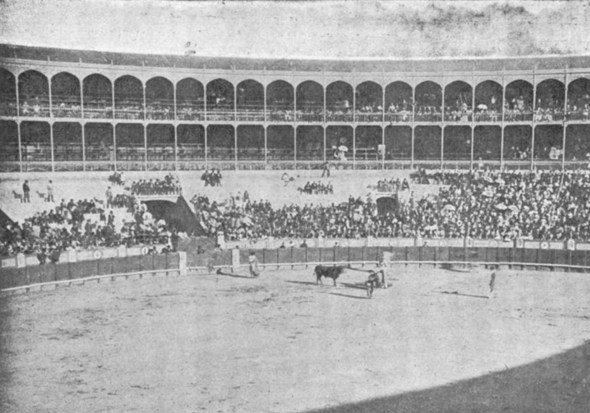 Imagen principal - Arriba, interior de la Plaza de Toros a principios del siglo XX. Abajo, equipo del CD Español el día de la inauguración de su campo de fútbol y anuncio de las ferias de Valladolid en la prensa nacional.