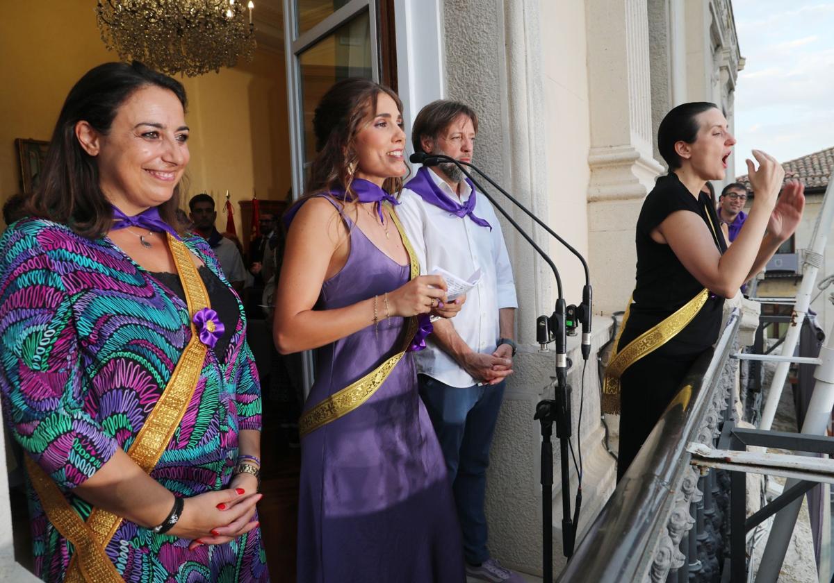 Marta García pronuncia el pregón popular de las fiestas de San Antolín desde el balcón del Ayuntamiento.