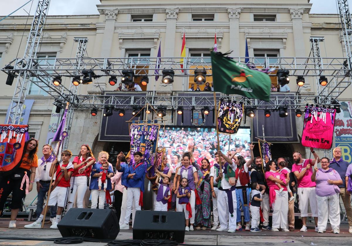 Las peñas en el escenario de la Plaza Mayor.