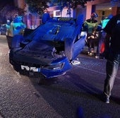 Vuelca un coche tras colisionar con otros dos estacionados en La Rondilla