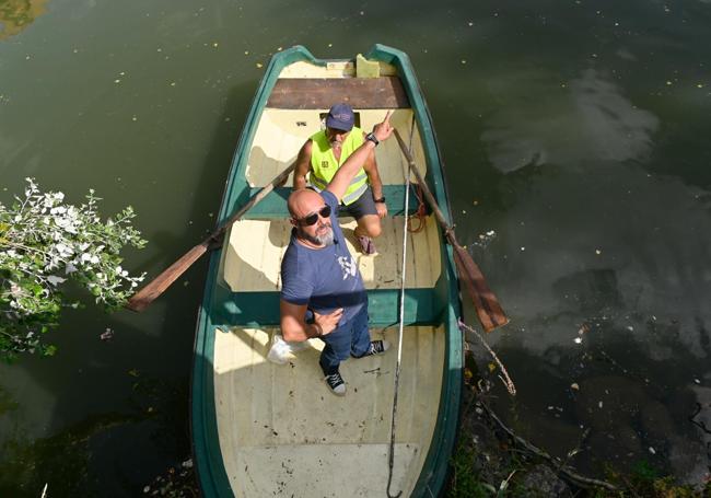 Javier Marqués y Juan Antonio Crespo situados en el punto donde se ubicaba hace cinco años el géiser del Pisuerga.