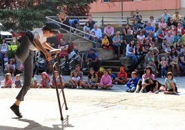 Kikolas ofrece su espectáculo en la plaza de San Juanillo.