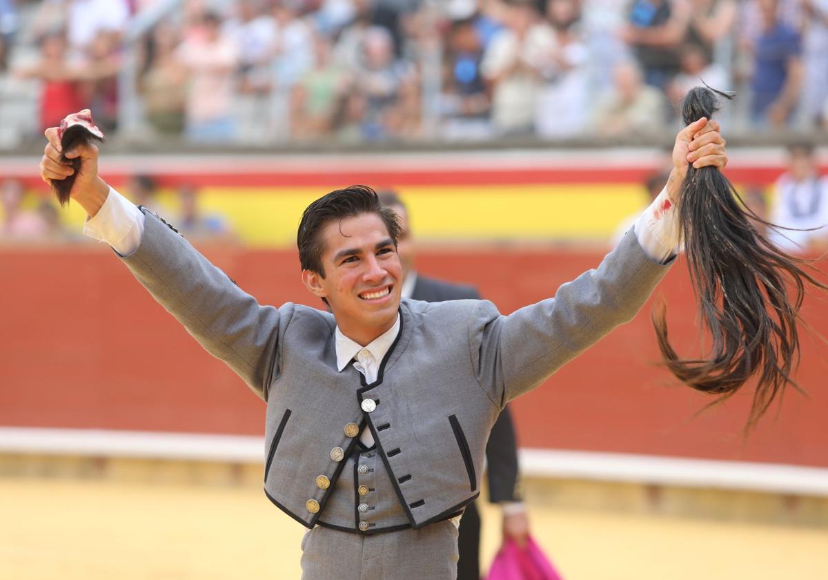 Alejandro Chavarri pasea las orejas y el rabo.