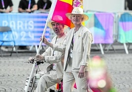 Marta Arce, con la bandera española en la ceremonia deinauguración.