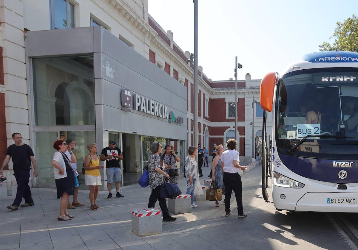 Transbordo de viajeros en autobús, este mes de agosto, con motivo de las obras en las vías.