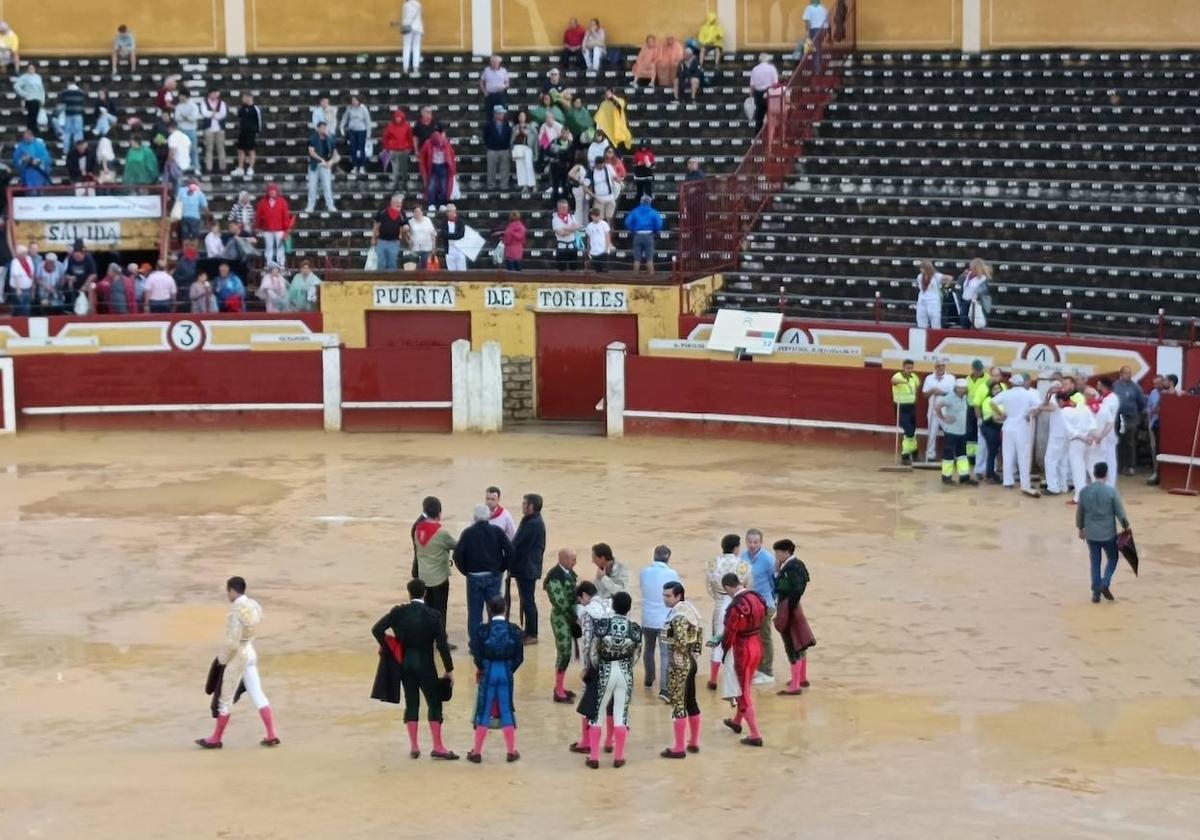 Los protagonistas del festejo, sobre el albero encharcado.