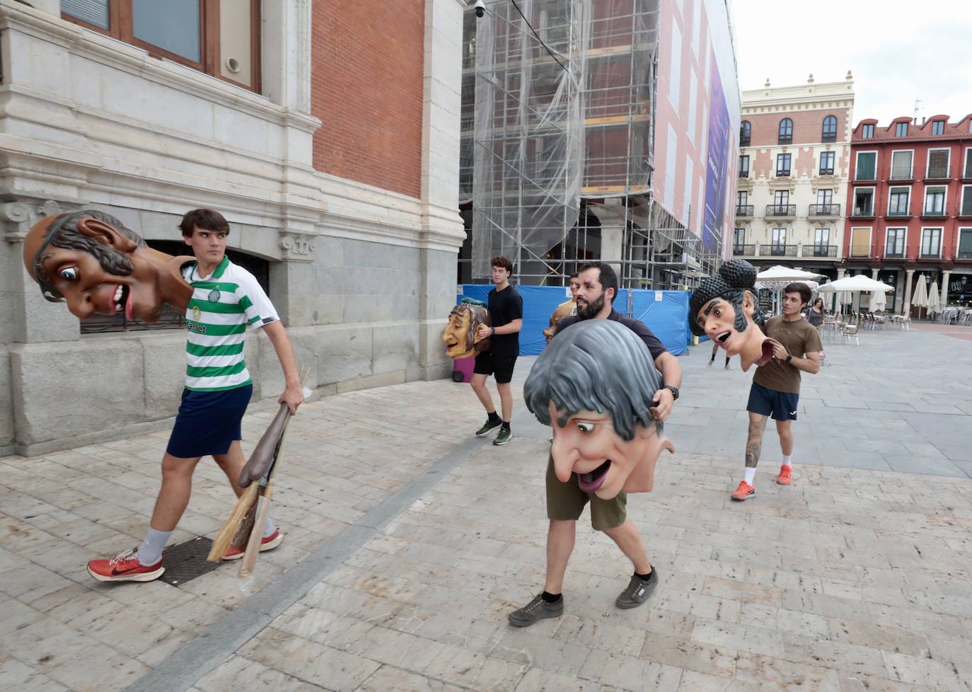 Traslado de los gigantes y los cabezudos al Ayuntamiento de Valladolid