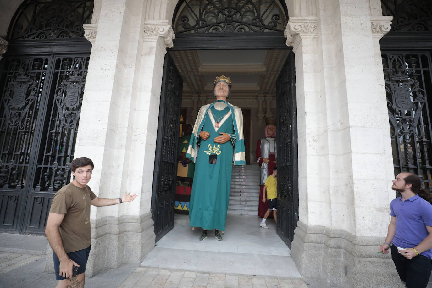 Traslado de los gigantes y los cabezudos al Ayuntamiento de Valladolid