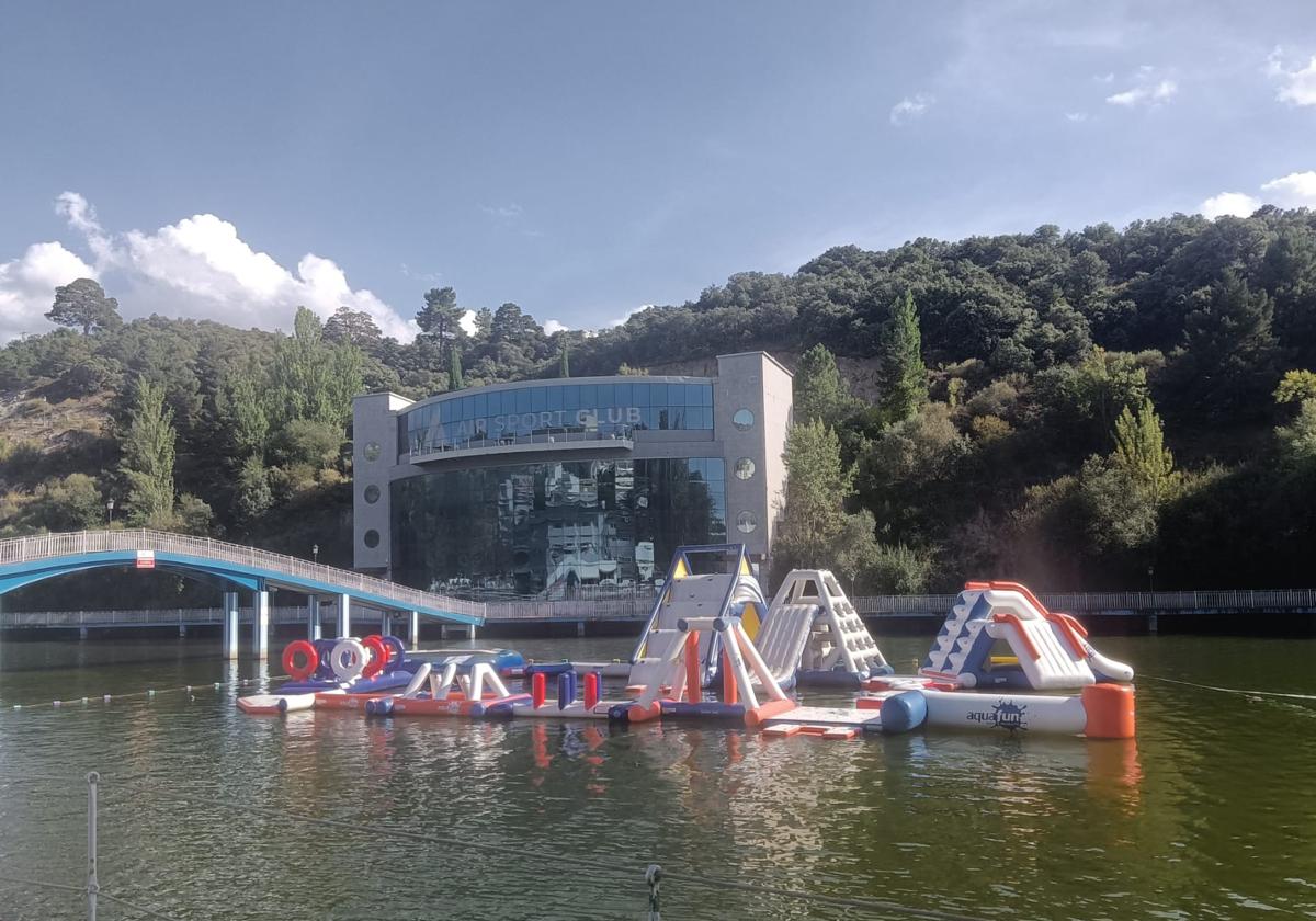Hinchables en el embalse de Los Ángeles de San Rafael, este lunes.