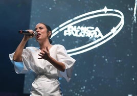 La cantante, en la Plaza Mayor de Palencia.