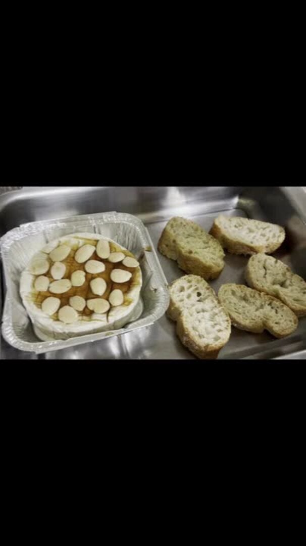 Cómo preparar un Camembert al horno con miel y almendras