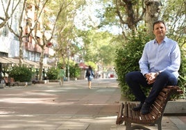 Alberto García, en uno de los bancos del Paseo de Zorrilla.