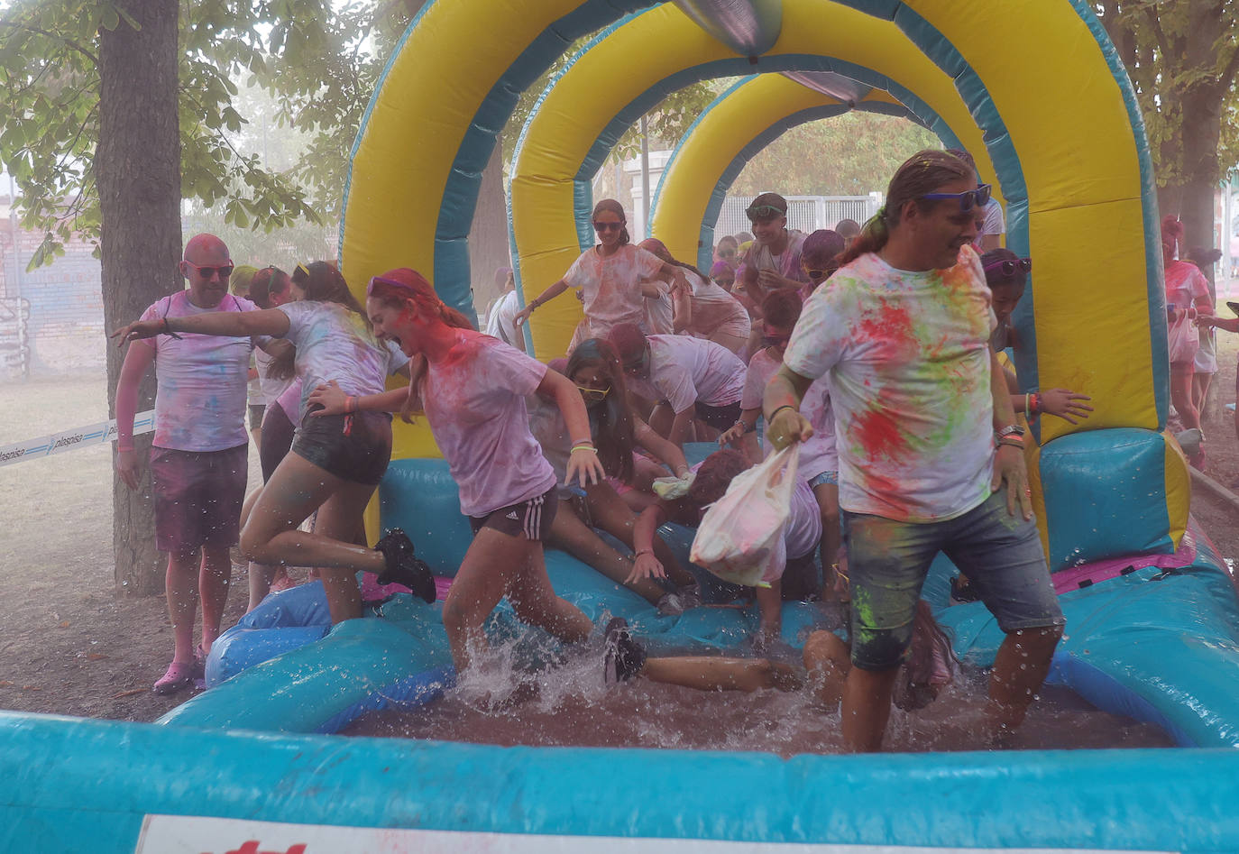 La Holi San Antolín tiñe el Sotillo de colores