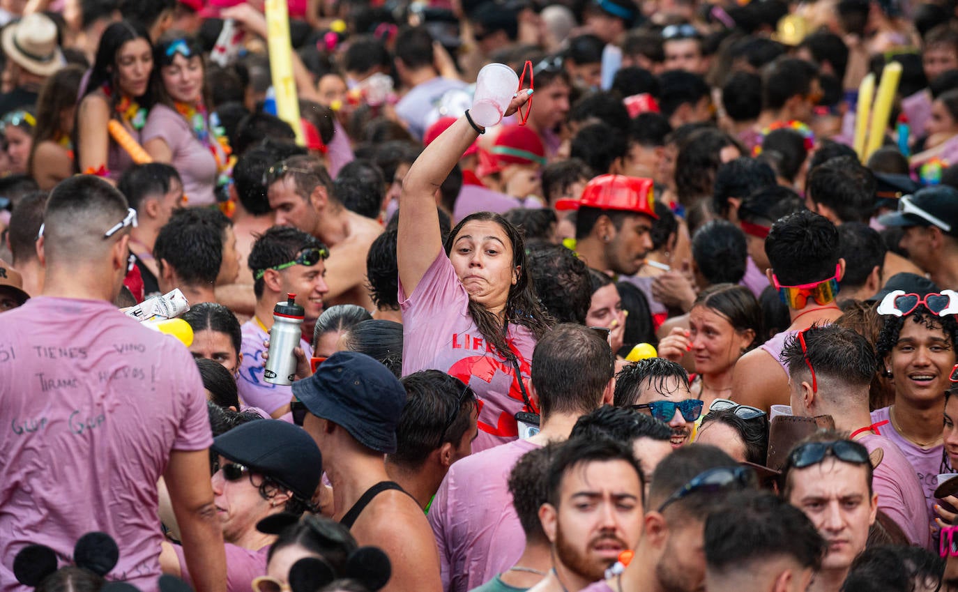 El desfile de peñas de las Fiestas de Valladolid 2024, en imágenes