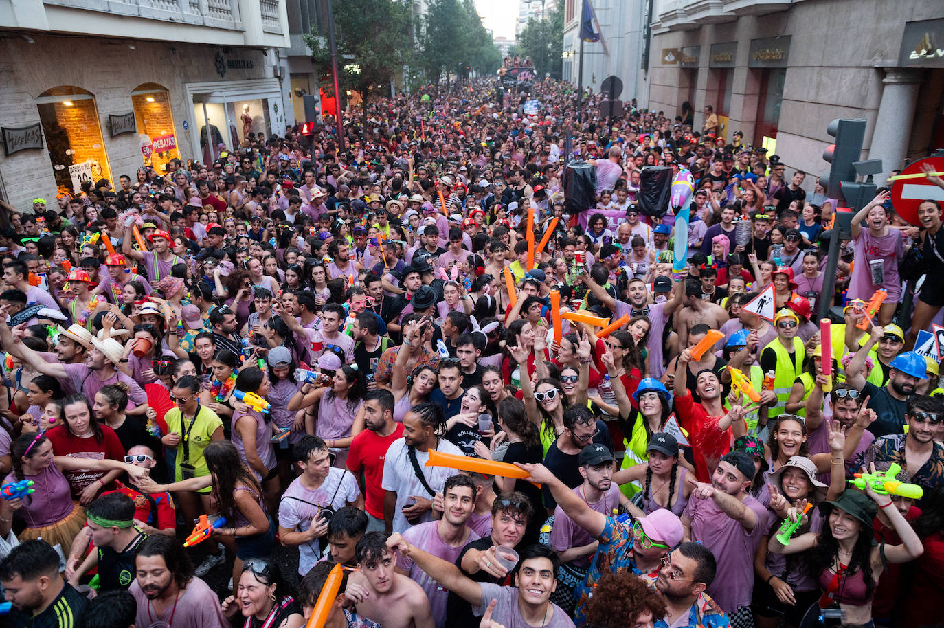 El desfile de peñas de las Fiestas de Valladolid 2024, en imágenes